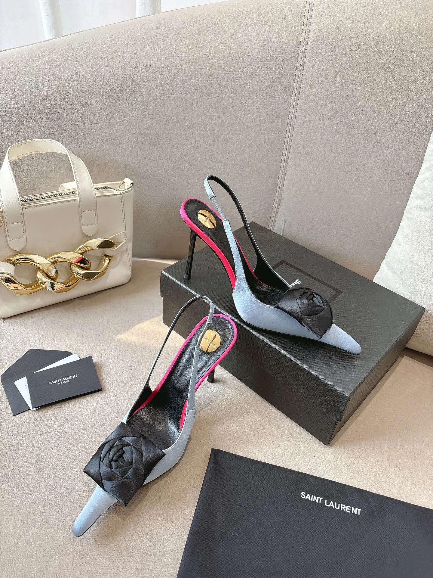 👟👟Ex-factory price 680👟👟 Saint Laurent ysl 25ss/autumn and winter ready-to-wear flower series catwalk style high heels. The toe and contrasting color design make the final effect quite impressive. The different colors are also very beautiful. Straight heels, curved heels, with flowers, and without flowers can be selected. Only YSL understands women’s hearts best and does not accept refutation. It is a super invincible feminine artifact, a must-have for women (z-brand full-body customization, own molded hardware accessories, perfect consistency) ✔ Upper: imported cow patent leather ✔ Inner lining: imported 🐑 goat leather ✔ Sole: imported genuine leather outsole ✔ Heel height: 10.5cm ✔ Size: 36-39 (40, 41, 42 can be customized and non-returnable) Flower style (full set of packaging)
